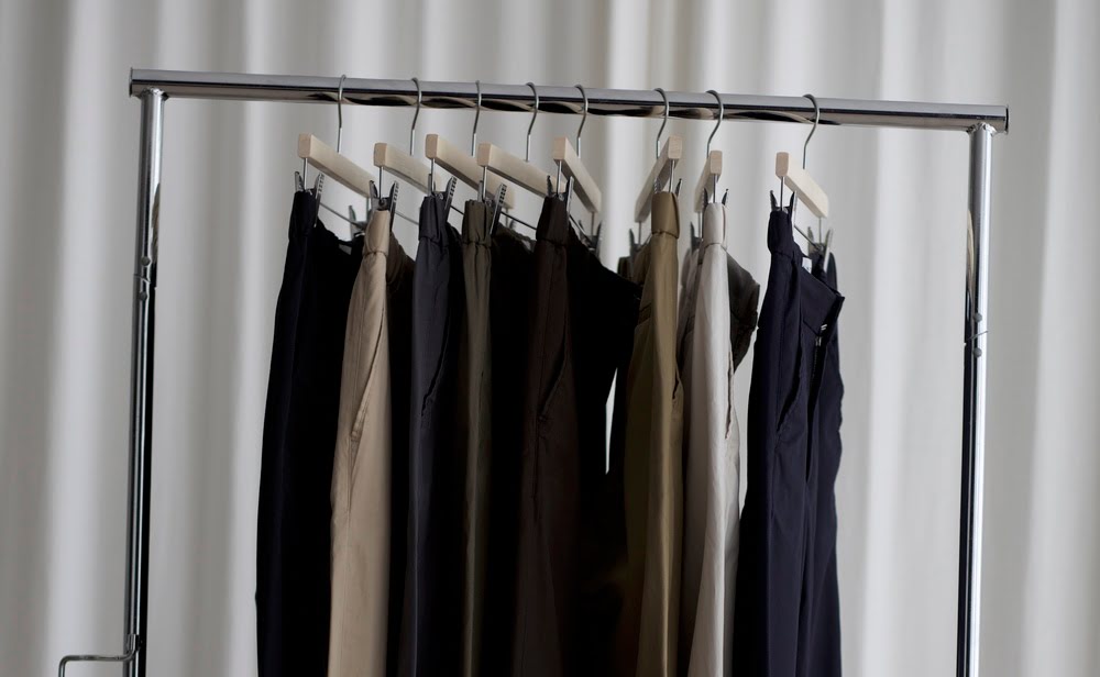 Chinos am Kleiderständer