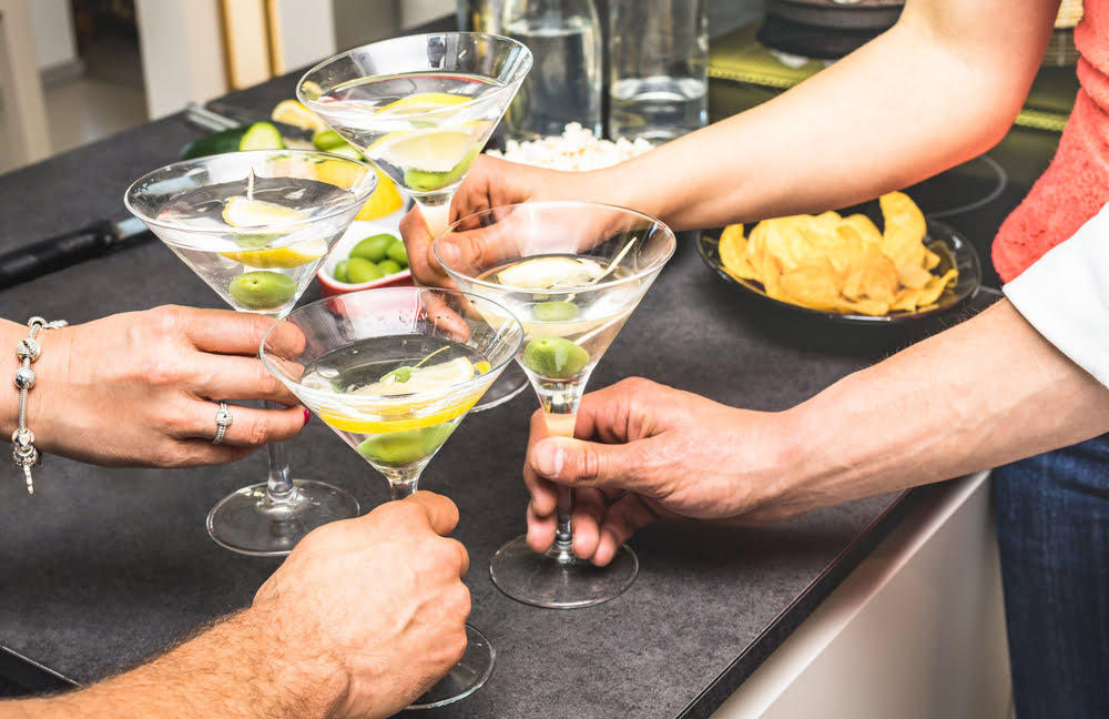Mit der Hausbar Drinks für Gäste micxen