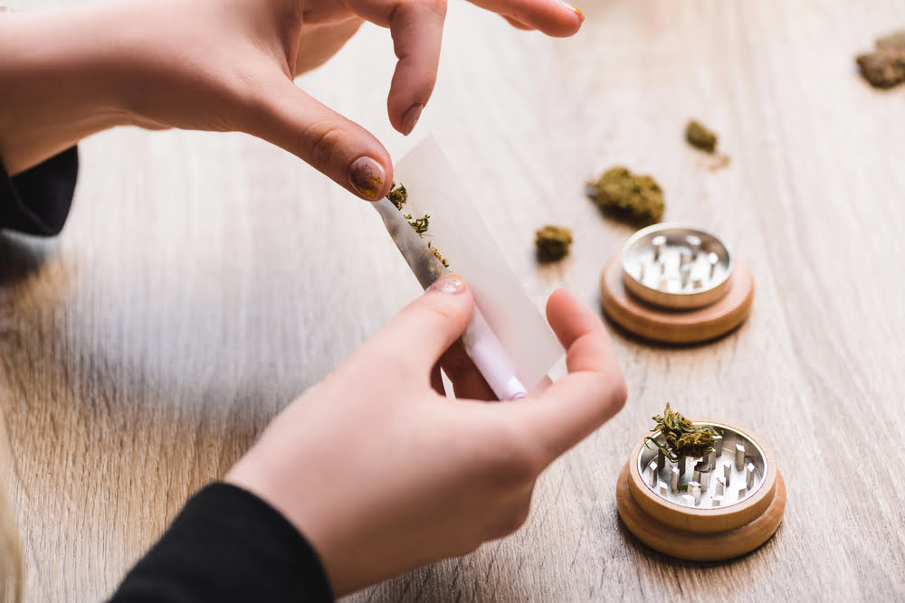 Cannabis-Blüte als Joint rauchen