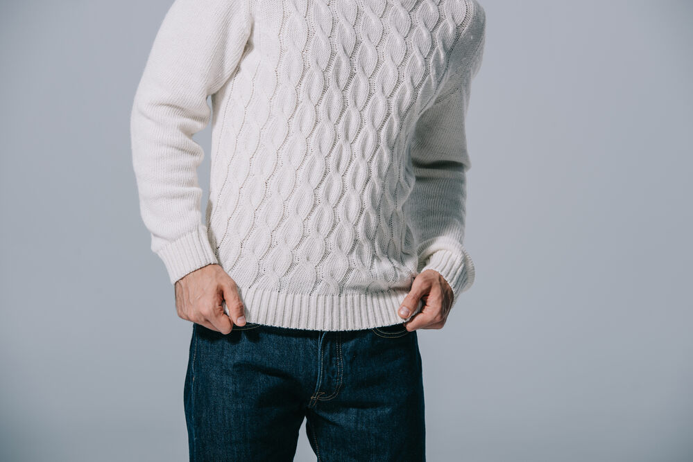 Ein weißer Pullover sorgt für Kontraste