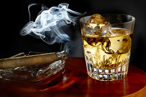 Ein Genuss: Zigarre und Whiskey